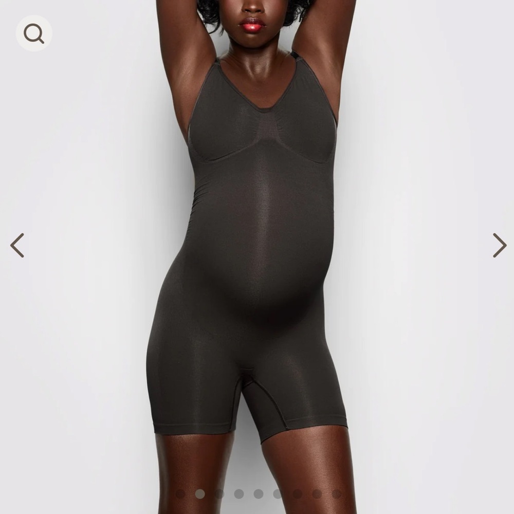 SKIMS MATERNITY SCULPTING BODYSUIT MID THIGH COLOR ONYX, SIZE 4X/5X